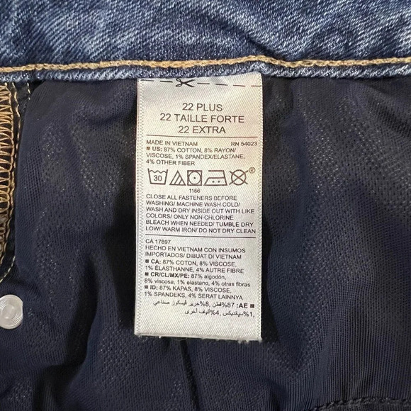 Old Navy Distressed Shorts Plus Size 22 Medium Wash Frayed Holes Cuffed Hem Blue - Picture 9 of 10